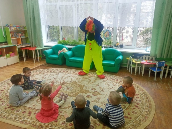 Сегодня в Тюменском  “Колобке”  прошло  веселое занятие у малышей с участием клоуна